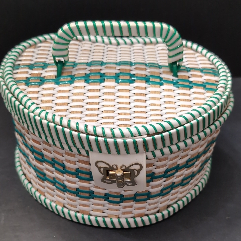 VGT, Heart shaped Woven/Wicker Green/White Sewing Basket.
